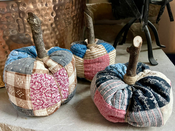 Vintage Country Quilt Pumpkins