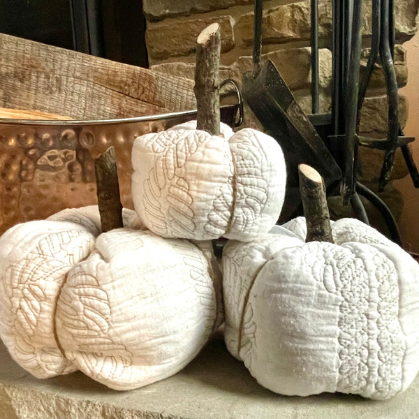 White Quilt w/ Stitching Detail Pumpkins