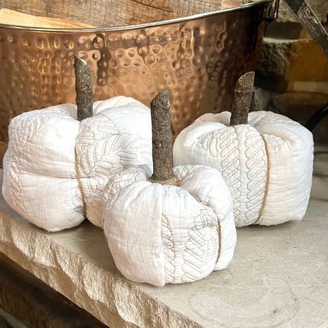 White Quilt w/ Stitching Detail Pumpkins