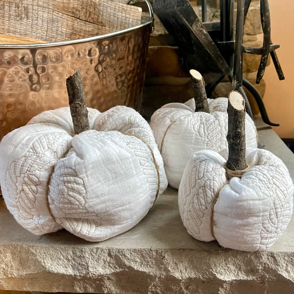 White Quilt w/ Stitching Detail Pumpkins